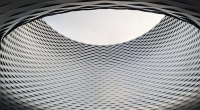 知末平台建筑设计案例展示，现代建筑外立面设计鸟瞰图，光影层次丰富，体现建筑师的空间构思与材料运用